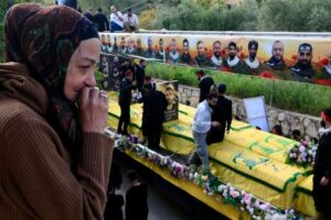 Una mujer llora en un funeral de miembros de Hizbulá fallecidos durante los ataques israelíes, en Kfar Sir, en el sur del Líbano, el 21 de abril de 2026. (Xinhua/Ali Hashisho)