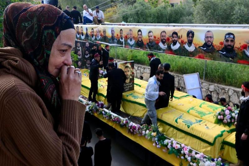 Una mujer llora en un funeral de miembros de Hizbulá fallecidos durante los ataques israelíes, en Kfar Sir, en el sur del Líbano, el 21 de abril de 2026. (Xinhua/Ali Hashisho)
