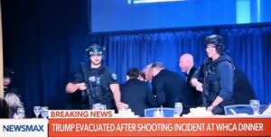 El presidente de Estados Unidos, Donald Trump, tiene que ser evacuado de la Cena de Corresponsales de la Casa Blanca, en Washington D. C., el 25 de abril de 2026. (Xinhua/Li Rui)