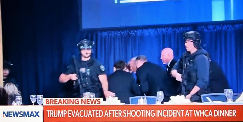 El presidente de Estados Unidos, Donald Trump, tiene que ser evacuado de la Cena de Corresponsales de la Casa Blanca, en Washington D. C., el 25 de abril de 2026. (Xinhua/Li Rui)