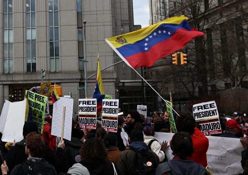 Simpatizantes del presidente venezolano, Nicolás Maduro, protestan frente a un tribunal, en Nueva York, Estados Unidos, el 26 de marzo de 2026. (Xinhua/Winston Zhou) 
